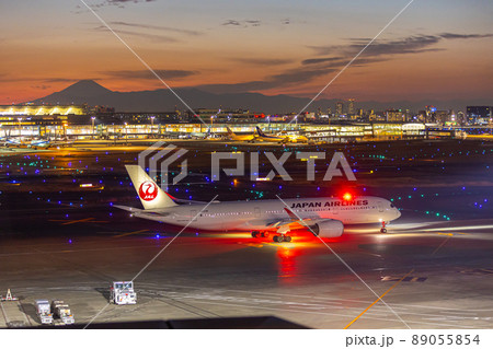 羽田空港の風景・タキシングする旅客機・日本航空A350 羽田空港の風景・タキシングする旅客機・日本航空A350 89055854