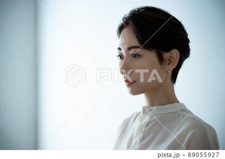 ジェンダーレスのミドル女性 89055927