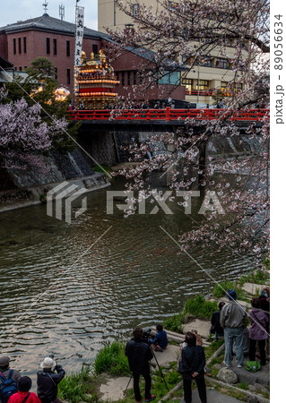 春の高山祭り　宵祭り 飛騨高山 89056634