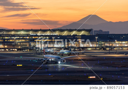 羽田空港の風景・タキシングする旅客機・デルタ航空・A350 89057153