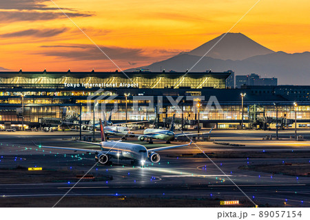 羽田空港の風景・タキシングする旅客機・デルタ航空・A350 89057154