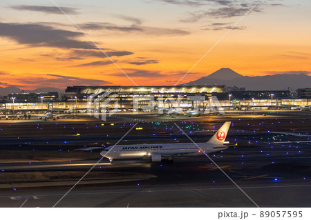 羽田空港の風景・タキシングする旅客機・日本航空ボーイング767 89057595