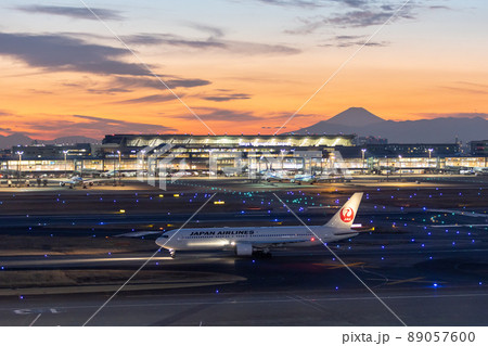 羽田空港の風景・タキシングする旅客機・日本航空ボーイング767 89057600