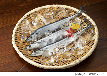 ざるの上に紅葉と氷を添えて並べた秋の味覚さんま 89057953