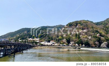 青空に映える春の嵐山［嵐山公園/京都市］ 89058058