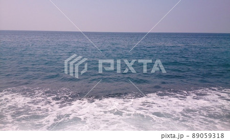 青い海のグラデーションと白い波とのコントラストの写真素材 [89059318] - PIXTA