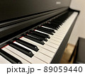 電子ピアノの鍵盤のアップ 89059440