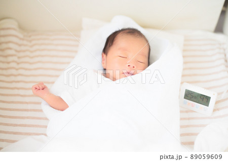 生後12日の新生児　寝顔　温度管理 89059609