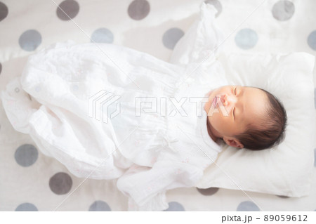 生後11日の新生児　寝顔 89059612