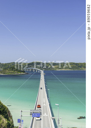 角島大橋とコバルトブルーの海 89059682