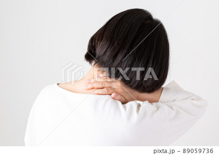 首痛に苦しむミドル女性 89059736
