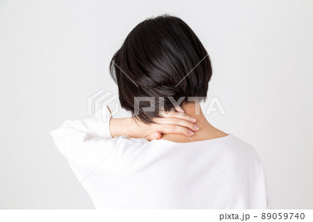 首痛に苦しむミドル女性 89059740