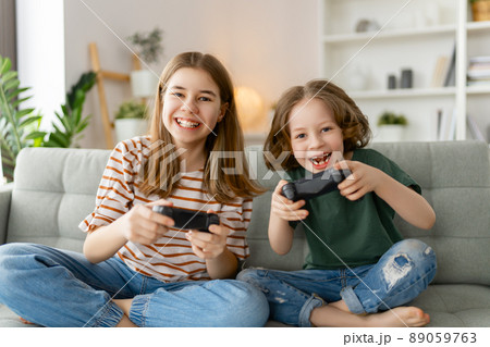 Children playing video games 89059763