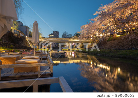 春の宵夜桜の綺麗な長門湯本温泉 89060055