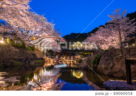 春の宵夜桜の綺麗な長門湯本温泉 89060058