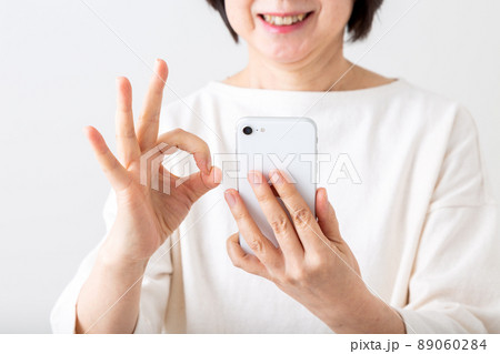 スマホを見るミドル女性 スマホを見るミドル女性 89060284