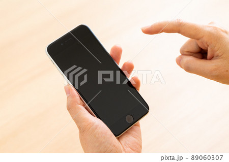 スマホを持つミドル女性 89060307