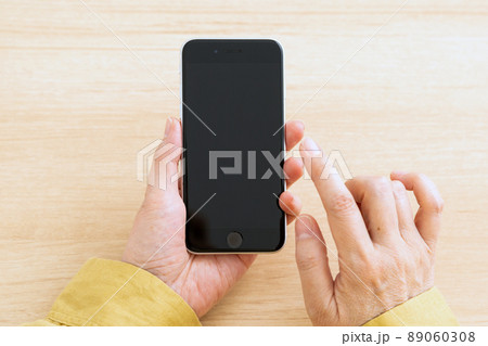 スマホを持つミドル女性 スマホを持つミドル女性 89060308