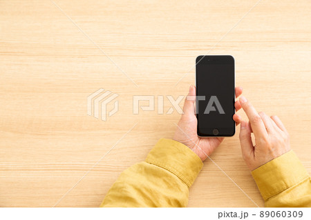 スマホを持つミドル女性 89060309