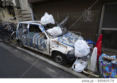 不法投棄された廃車、不法投棄されたスクラップになった自動車、ゴミ置き場に違法駐車された盗難車、朽ち果 89060579