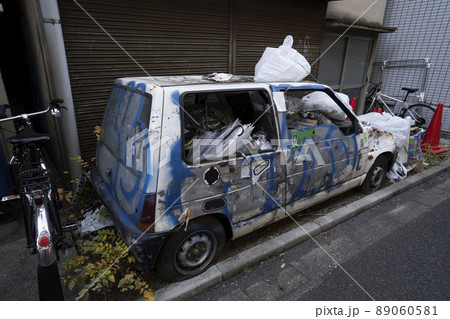 不法投棄された廃車、不法投棄されたスクラップになった自動車、ゴミ置き場に違法駐車された盗難車、朽ち果 不法投棄された廃車、不法投棄されたスクラップになった自動車、ゴミ置き場に違法駐車された盗難車、朽ち果 89060581