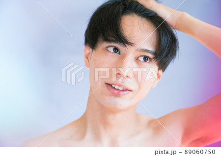 メンズビューティーのポートレート　笑顔 89060750