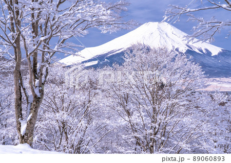 《山梨県》冬の富士山・積雪の二十曲峠 89060893
