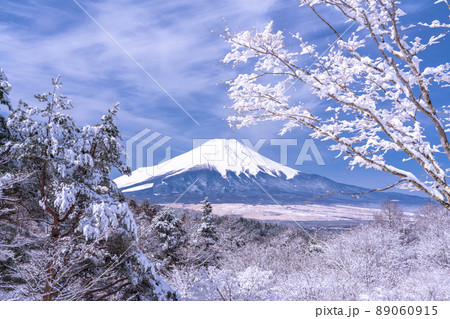 《山梨県》冬の富士山・積雪の二十曲峠 《山梨県》冬の富士山・積雪の二十曲峠 89060915