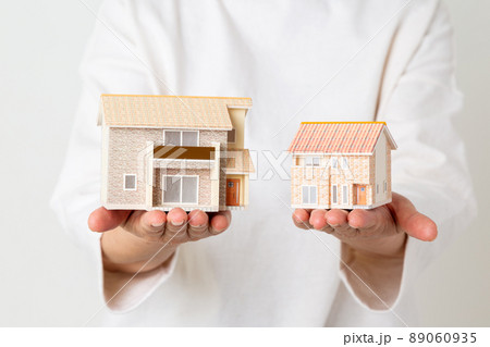 戸建て住宅とミドル女性 89060935