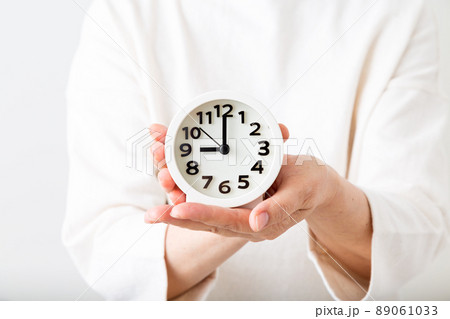 時計を持つミドル女性 89061033