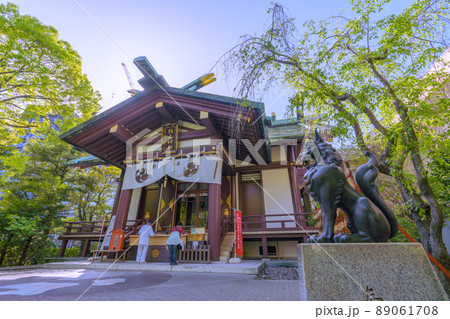 日本の川崎都市景観　新緑に包まれた川崎の稲毛神社（令和元年奉納・茶色） 89061708