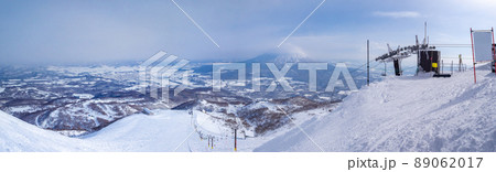 スキー場の山頂からゲレンデと笠雲の羊蹄山を望む (北海道、ニセコ) スキー場の山頂からゲレンデと笠雲の羊蹄山を望む (北海道、ニセコ) 89062017