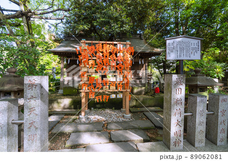 日本の川崎都市景観　新緑に包まれた川崎の稲毛神社境内にある堀田稲荷神社などを望む 89062081