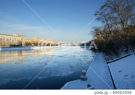 Moscow River and promenade on a clear winter day. Moscow, Russia 89062098