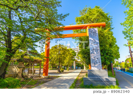 日本の川崎都市景観　新緑に包まれた川崎の稲毛神社。（右の歩道には青色の自転車優先レーンが設けられた） 89062340