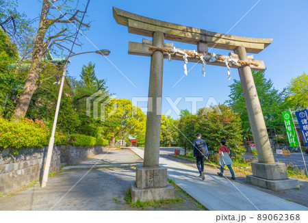 日本の川崎都市景観 新緑に包まれた川崎の稲毛神社などを望む 日本の川崎都市景観 新緑に包まれた川崎の稲毛神社などを望む 89062368