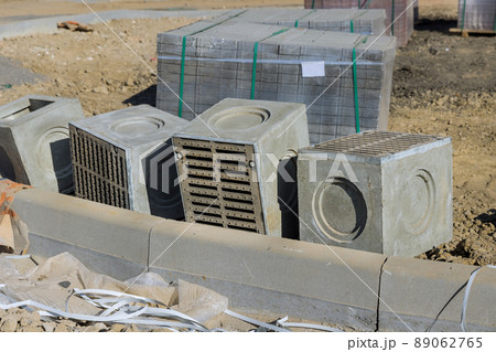 Laying for sewerage wells on new road of underground storm sewer water 89062765