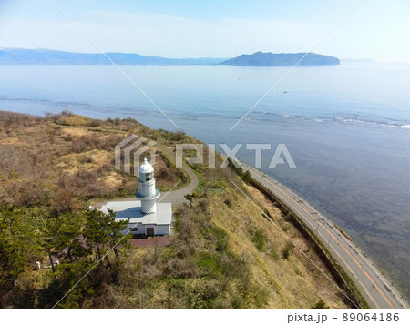 春の北海道北斗市で葛登支岬灯台の風景を空撮 89064186