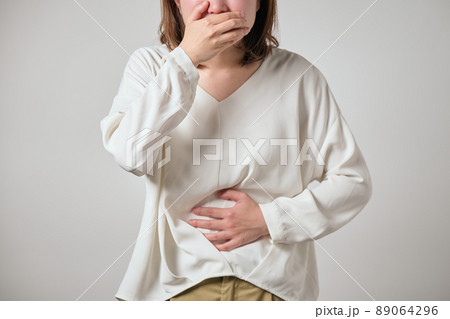 食中毒になり吐き気と腹痛がする若い女性 食中毒になり吐き気と腹痛がする若い女性 89064296