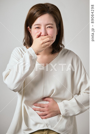 食中毒になり吐き気と腹痛がする若い女性 89064298