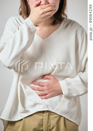 食中毒になり吐き気と腹痛がする若い女性 89064299