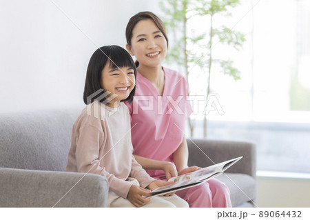 女の子と医師 89064432