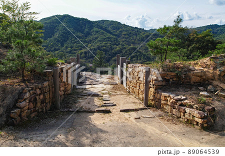 岡山県/ 桃太郎伝説が残る謎多き古代の城「鬼ノ城」（鬼ノ城跡）北門跡 89064539