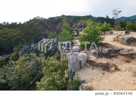 岡山県/ 桃太郎伝説が残る謎多き古代の城「鬼ノ城」（鬼ノ城跡）屏風折れの石垣 89064546