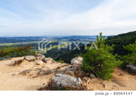 岡山県/ 桃太郎伝説が残る謎多き古代の城「鬼ノ城」（鬼ノ城跡）屏風折れの石垣からの景色 89064547
