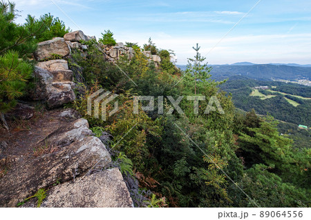 岡山県/ 桃太郎伝説が残る謎多き古代の城「鬼ノ城」(鬼ノ城跡)屏風折れの石垣 岡山県/ 桃太郎伝説が残る謎多き古代の城「鬼ノ城」(鬼ノ城跡)屏風折れの石垣 89064556