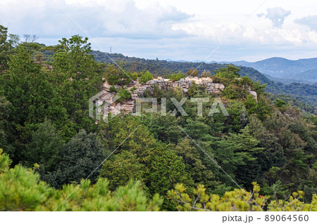 岡山県/ 桃太郎伝説が残る謎多き古代の城「鬼ノ城」（鬼ノ城跡）屏風折れの石垣 89064560