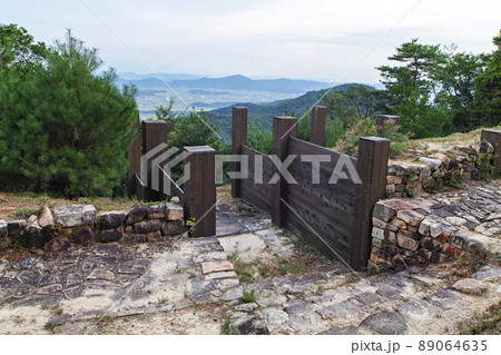 岡山県/ 桃太郎伝説が残る謎多き古代の城「鬼ノ城」（鬼ノ城跡）南門跡 89064635