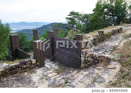 岡山県/ 桃太郎伝説が残る謎多き古代の城「鬼ノ城」(鬼ノ城跡)南門跡 岡山県/ 桃太郎伝説が残る謎多き古代の城「鬼ノ城」(鬼ノ城跡)南門跡 89064666