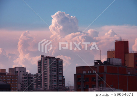 サンパウロの夏の雲と青空とビル ブラジル サンパウロの夏の雲と青空とビル ブラジル 89064671